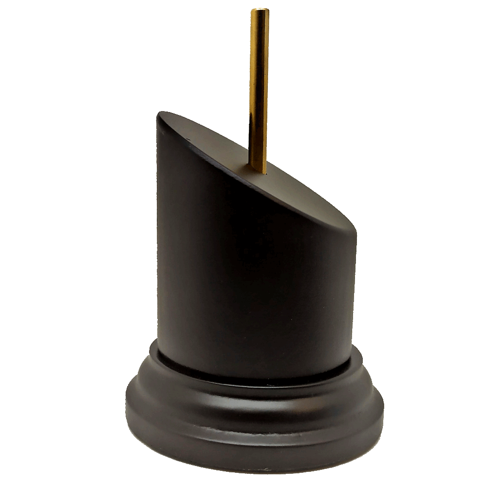 [3760165022046] Socle de présentation rond noir incliné 4,5x7 + tige laiton